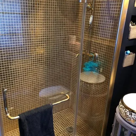 B - Louvre Museum Homestay *