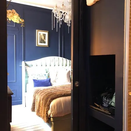 B - Louvre Museum Homestay Paris